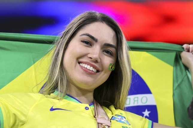 World Cup 2022: Nhan sắc không thể rời mắt của các cổ động viên nữ Brazil trên khán đài