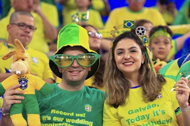 World Cup 2022: Nhan sắc không thể rời mắt của các cổ động viên nữ Brazil trên khán đài