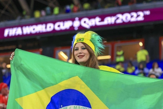 World Cup 2022: Nhan sắc không thể rời mắt của các cổ động viên nữ Brazil trên khán đài