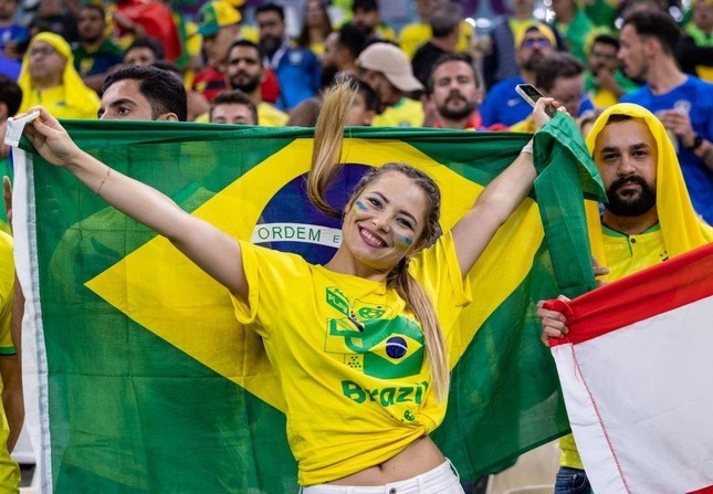 World Cup 2022: Nhan sắc không thể rời mắt của các cổ động viên nữ Brazil trên khán đài
