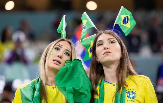 World Cup 2022: Nhan sắc không thể rời mắt của các cổ động viên nữ Brazil trên khán đài
