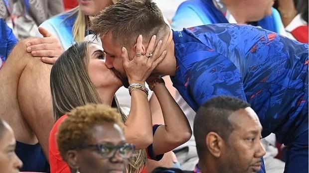 World Cup 2022: Hình ảnh cầu thủ đội tuyển Anh cùng vui chiến thắng với người thân trên khán đài