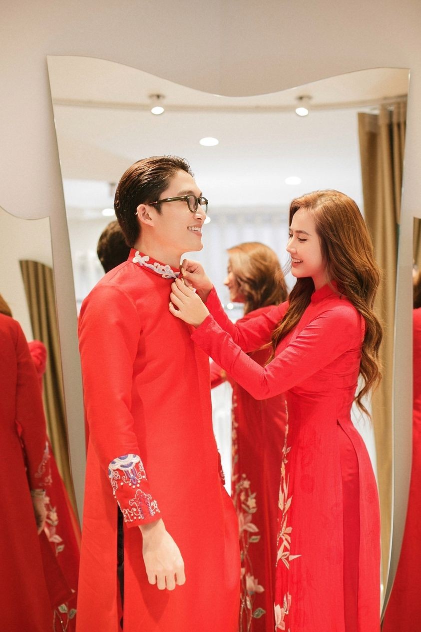 Đình Tú đăng ảnh sánh đôi bên Phan Minh Huyền Đình Tú đăng ảnh sánh đôi bên Phan Minh Huyền