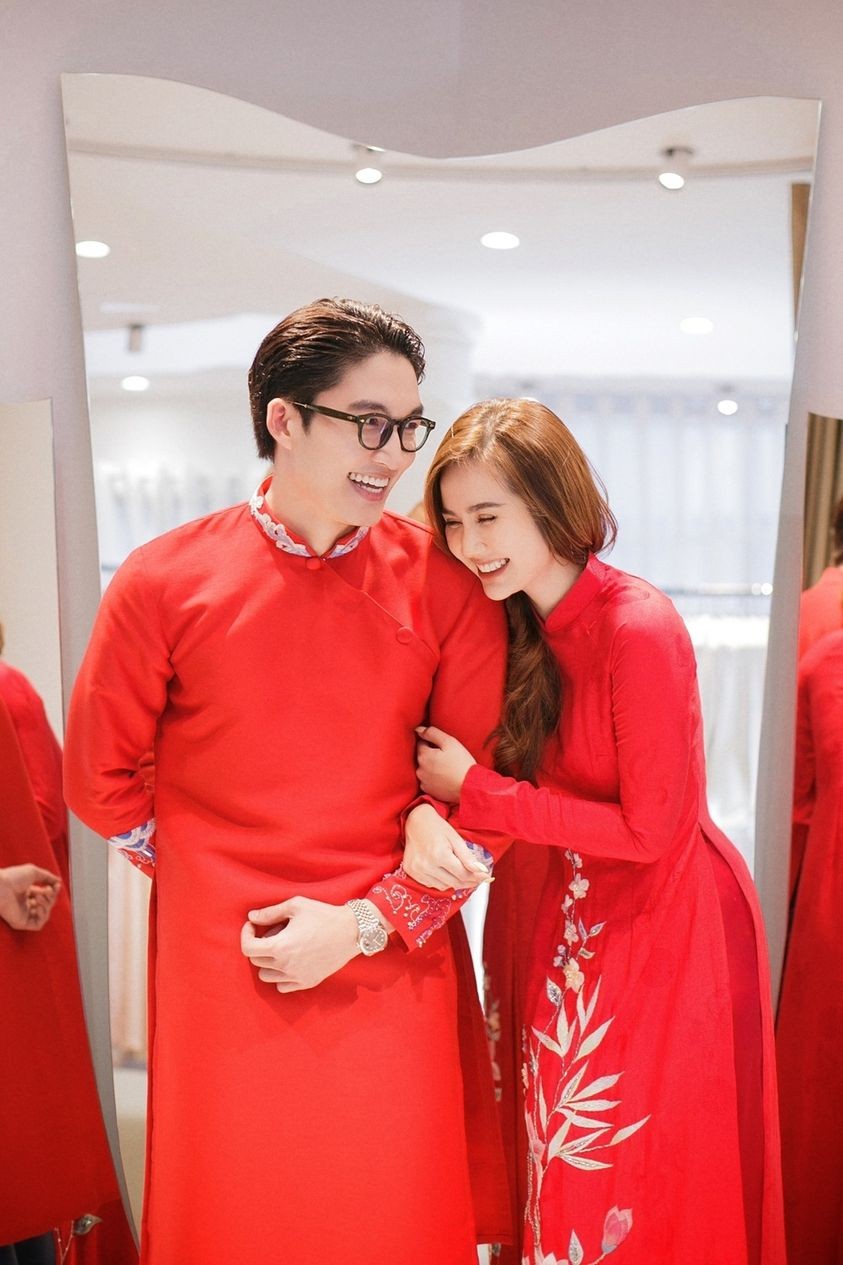 Đình Tú đăng ảnh sánh đôi bên Phan Minh Huyền Đình Tú đăng ảnh sánh đôi bên Phan Minh Huyền