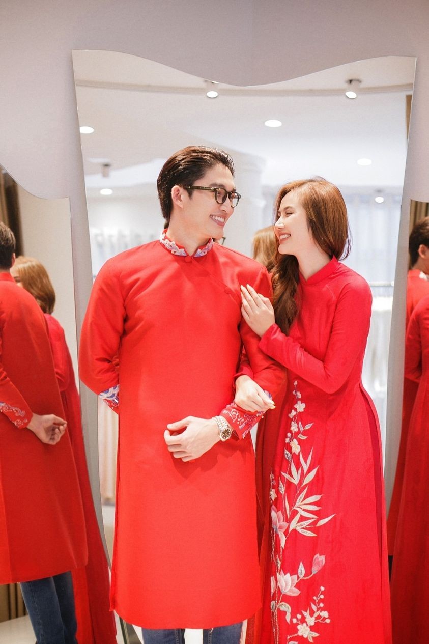 Đình Tú đăng ảnh sánh đôi bên Phan Minh Huyền Đình Tú đăng ảnh sánh đôi bên Phan Minh Huyền