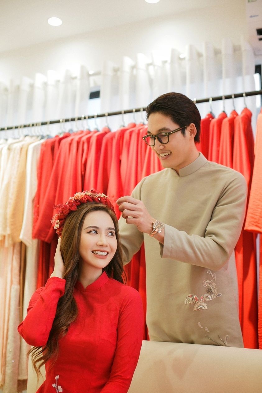 Đình Tú đăng ảnh sánh đôi bên Phan Minh Huyền Đình Tú đăng ảnh sánh đôi bên Phan Minh Huyền