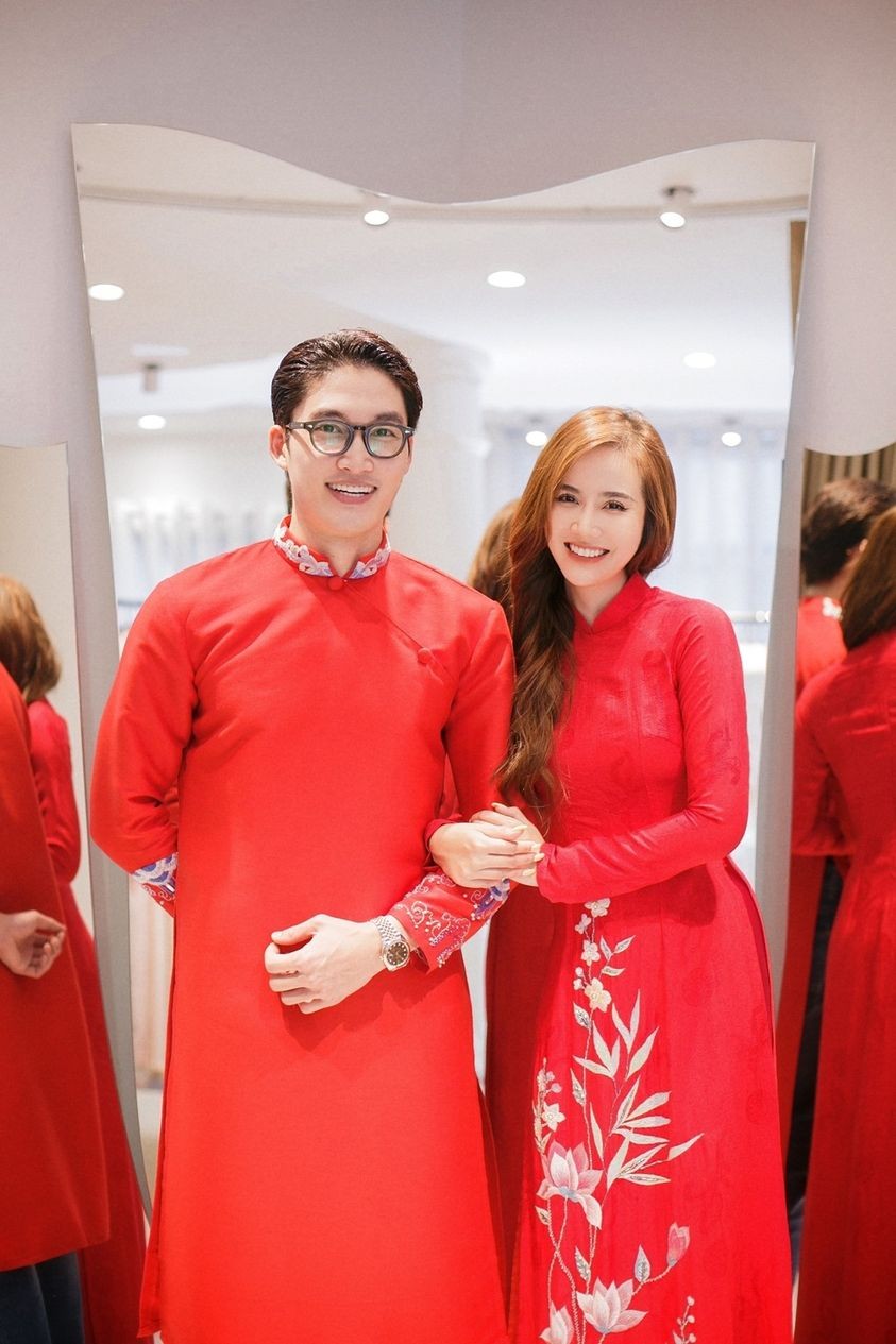 Đình Tú đăng ảnh sánh đôi bên Phan Minh Huyền Đình Tú đăng ảnh sánh đôi bên Phan Minh Huyền