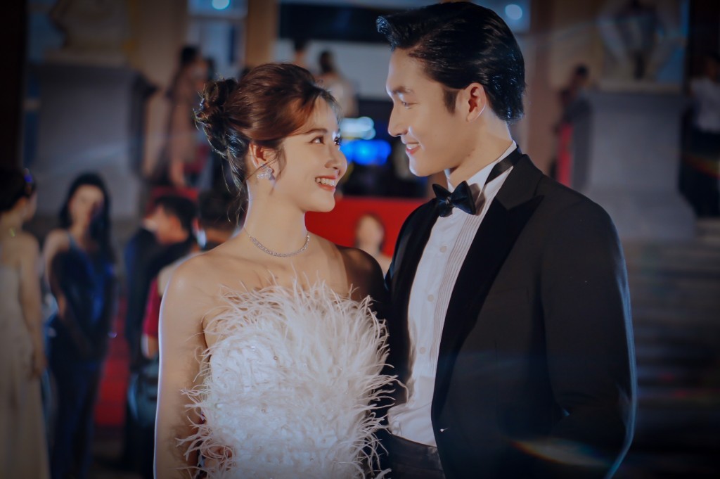 Đình Tú đăng ảnh sánh đôi bên Phan Minh Huyền Đình Tú đăng ảnh sánh đôi bên Phan Minh Huyền