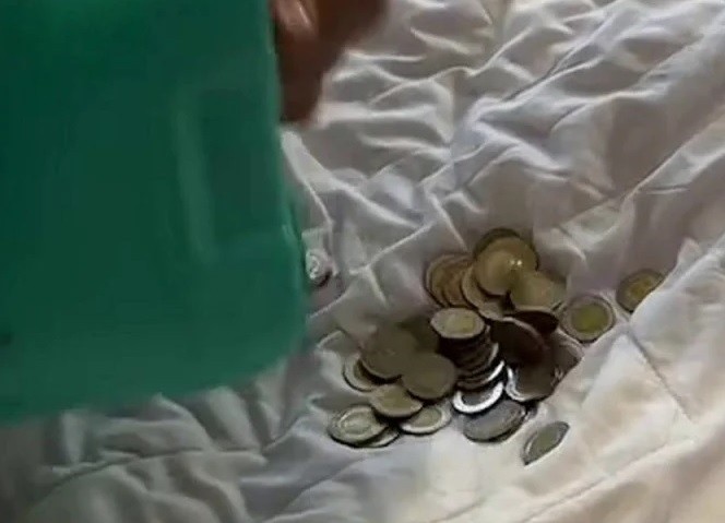 World Cup 2022: Cổ động viên Mexico tiết kiệm tiền xu đầy một can nhựa tới Qatar