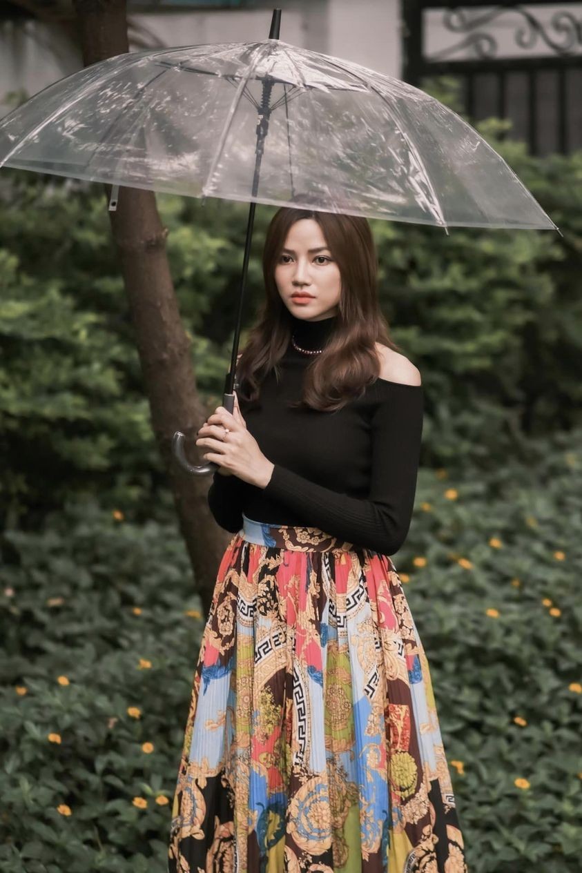 Sao Việt: Phan Minh Huyền diện áo dài, Lệ Quyên xì tin