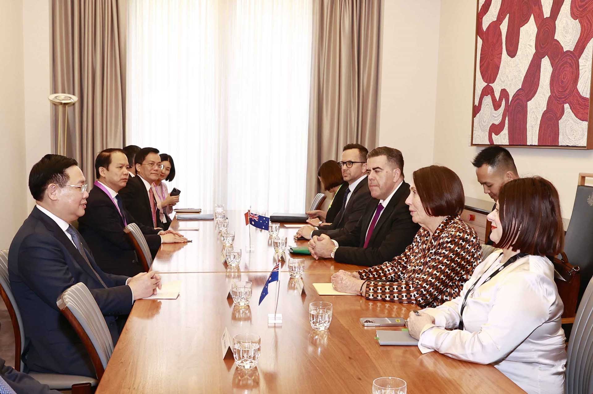 Chủ tịch Quốc hội Vương Đình Huệ hội đàm với Chủ tịch Thượng viện Sue Lines và Chủ tịch Hạ viện Milton Dick. (Nguồn: TTXVN)