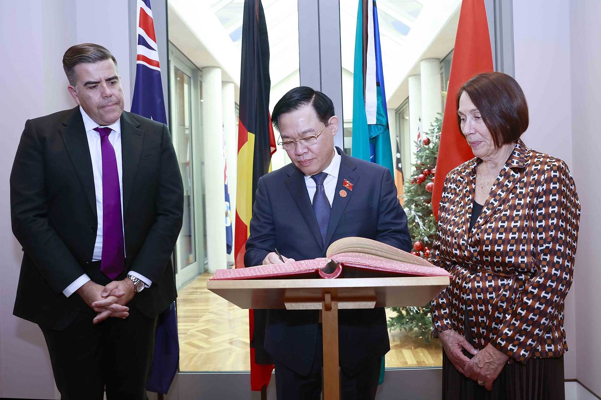 Chủ tịch Quốc hội Vương Đình Huệ ký sổ vàng lưu niệm tại trụ sở Nhà Quốc hội Australia. (Nguồn: TTXVN)