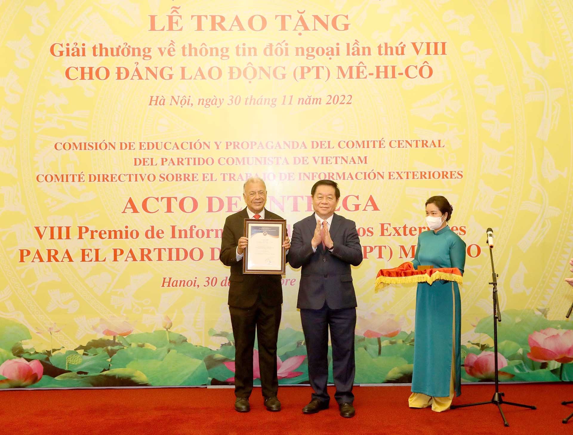 Trưởng Ban Tuyên giáo Trung ương Nguyễn Trọng Nghĩa trao Giải Nhì Trao Giải thưởng về thông tin đối ngoại cho đồng chí đồng chí Aberto Anaya Gutiérrez, Tổng Bí thư Đảng Lao động Mexico (PT). (Nguồn: