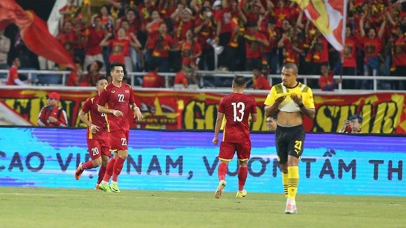 Bóng đá giao hữu: Đội tuyển Việt Nam bất ngờ thắng CLB Dortmund Bóng đá giao hữu: Đội tuyển Việt Nam bất ngờ thắng CLB Dortmund