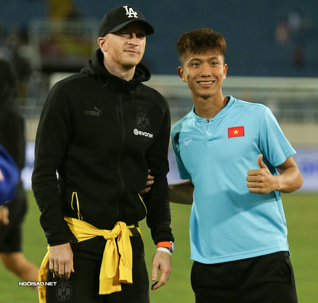 Cầu thủ CĐV Việt Nam chụp ảnh, xin chữ ký Mats Hummels, Marco Reus sau trận giao hữu