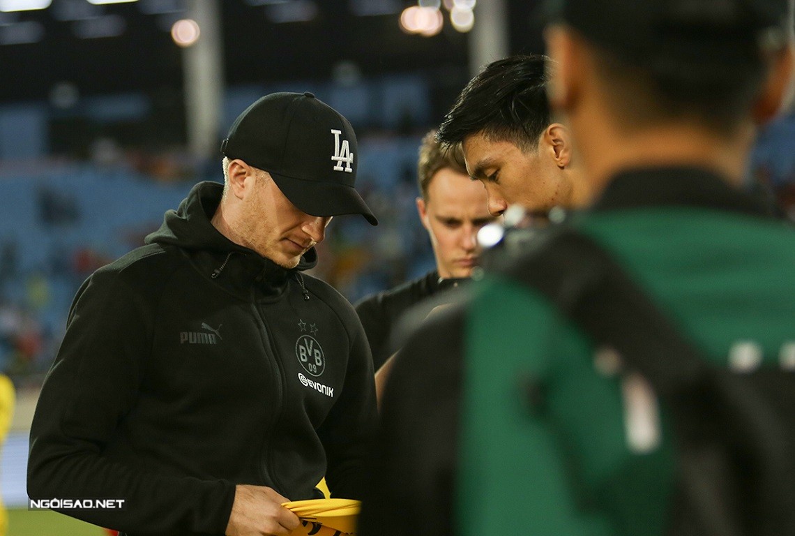 Cầu thủ CĐV Việt Nam chụp ảnh, xin chữ ký Mats Hummels, Marco Reus sau trận giao hữu