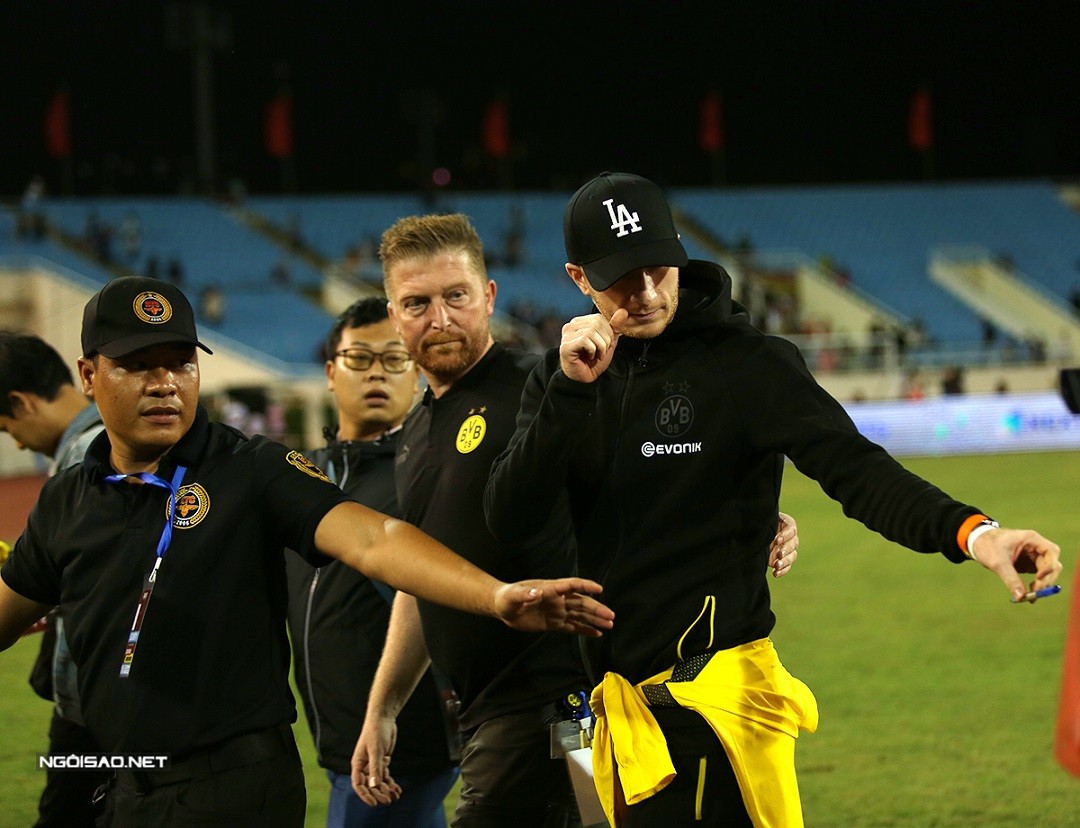 Cầu thủ CĐV Việt Nam chụp ảnh, xin chữ ký Mats Hummels, Marco Reus sau trận giao hữu