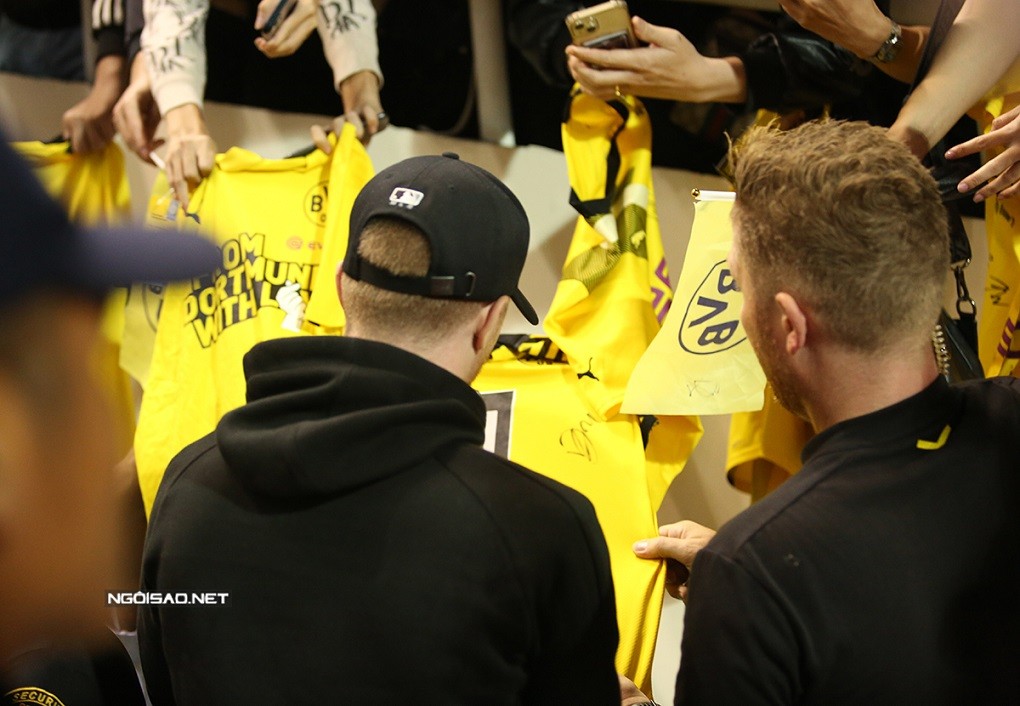Cầu thủ CĐV Việt Nam chụp ảnh, xin chữ ký Mats Hummels, Marco Reus sau trận giao hữu