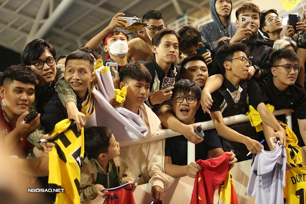 Cầu thủ CĐV Việt Nam chụp ảnh, xin chữ ký Mats Hummels, Marco Reus sau trận giao hữu