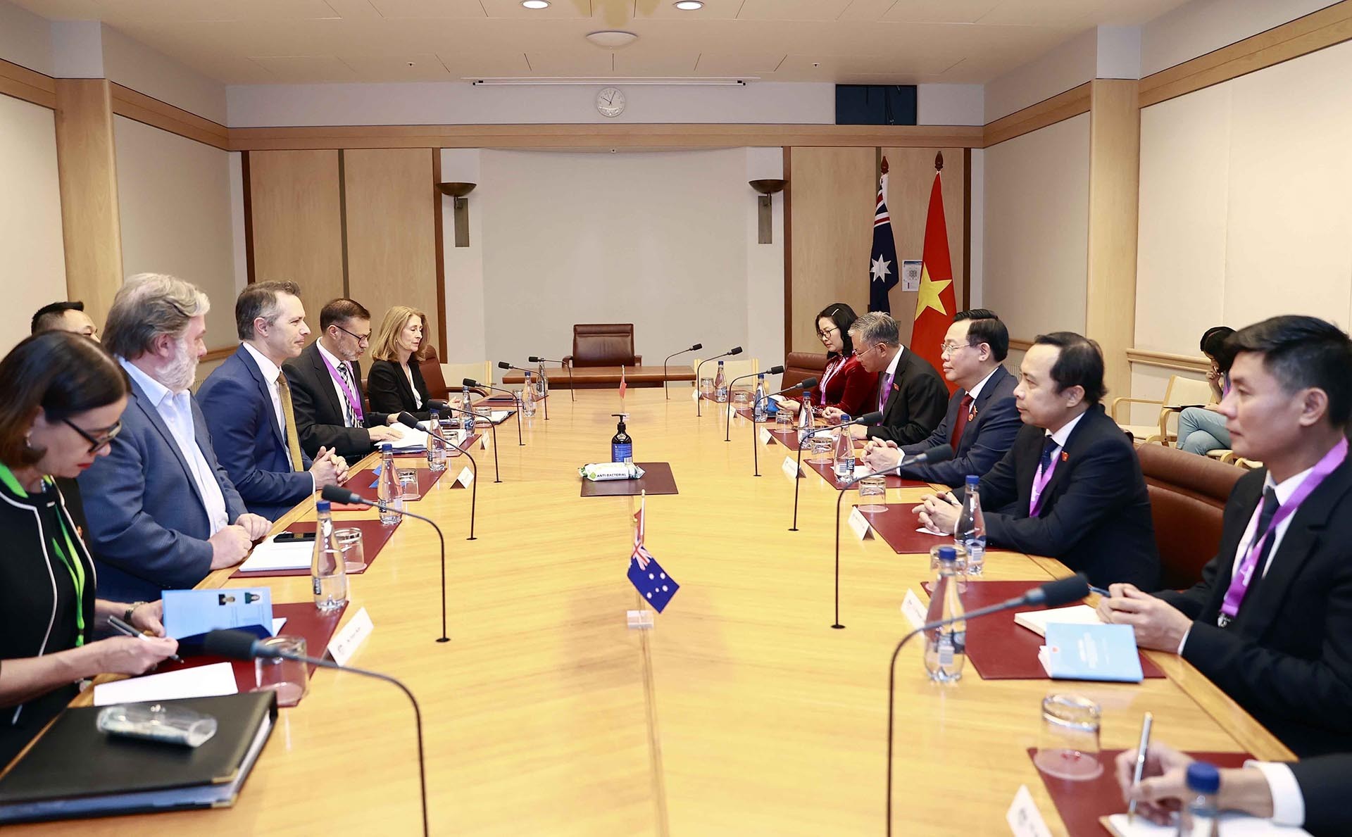 Chủ tịch Quốc hội Vương Đình Huệ tiếp Bộ trưởng Giáo dục Australia Jason Clare. (Nguồn: TTXVN)