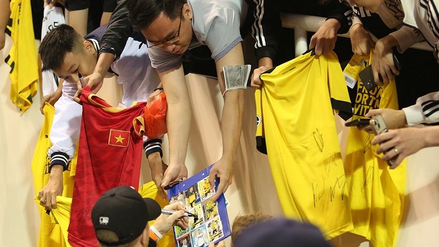 Cầu thủ CĐV Việt Nam chụp ảnh, xin chữ ký Mats Hummels, Marco Reus sau trận giao hữu