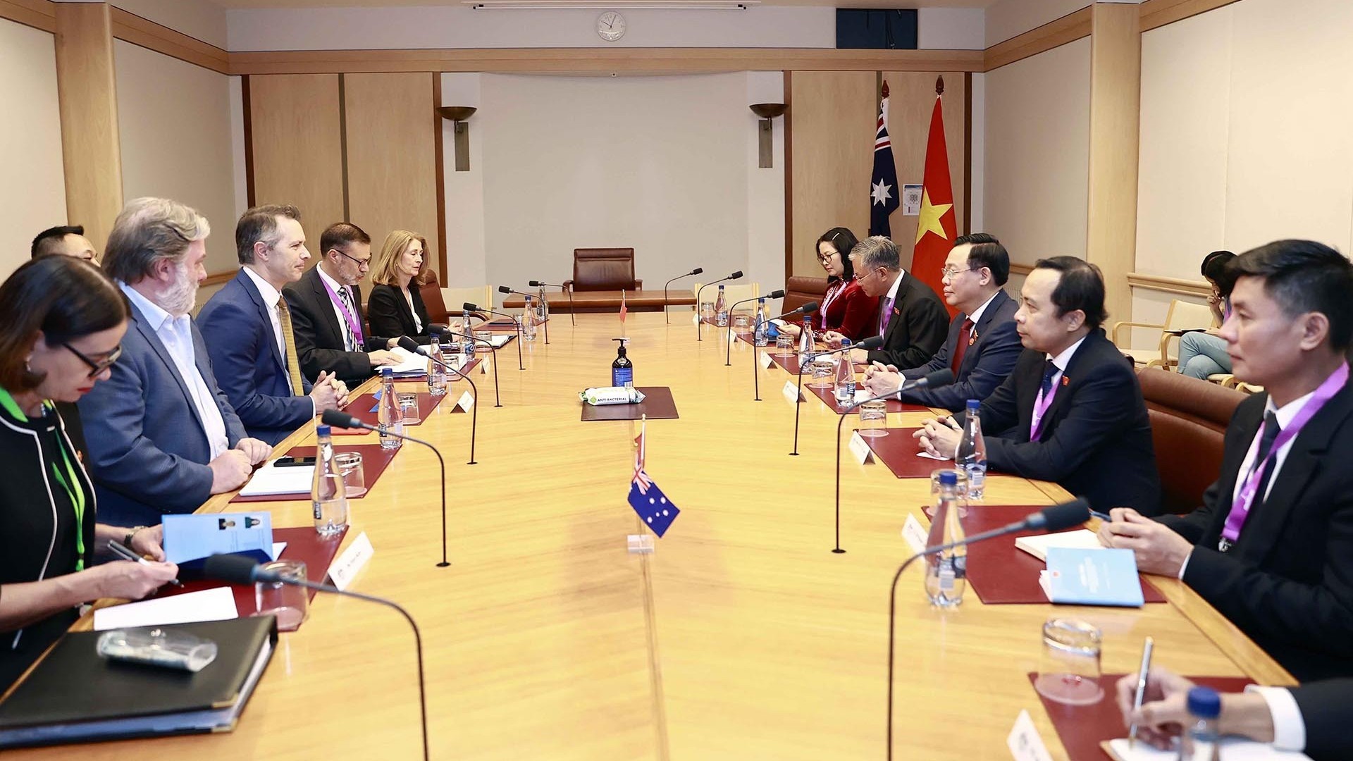 Chủ tịch Quốc hội Vương Đình Huệ tiếp Bộ trưởng Giáo dục và lãnh đạo đảng đối lập Australia