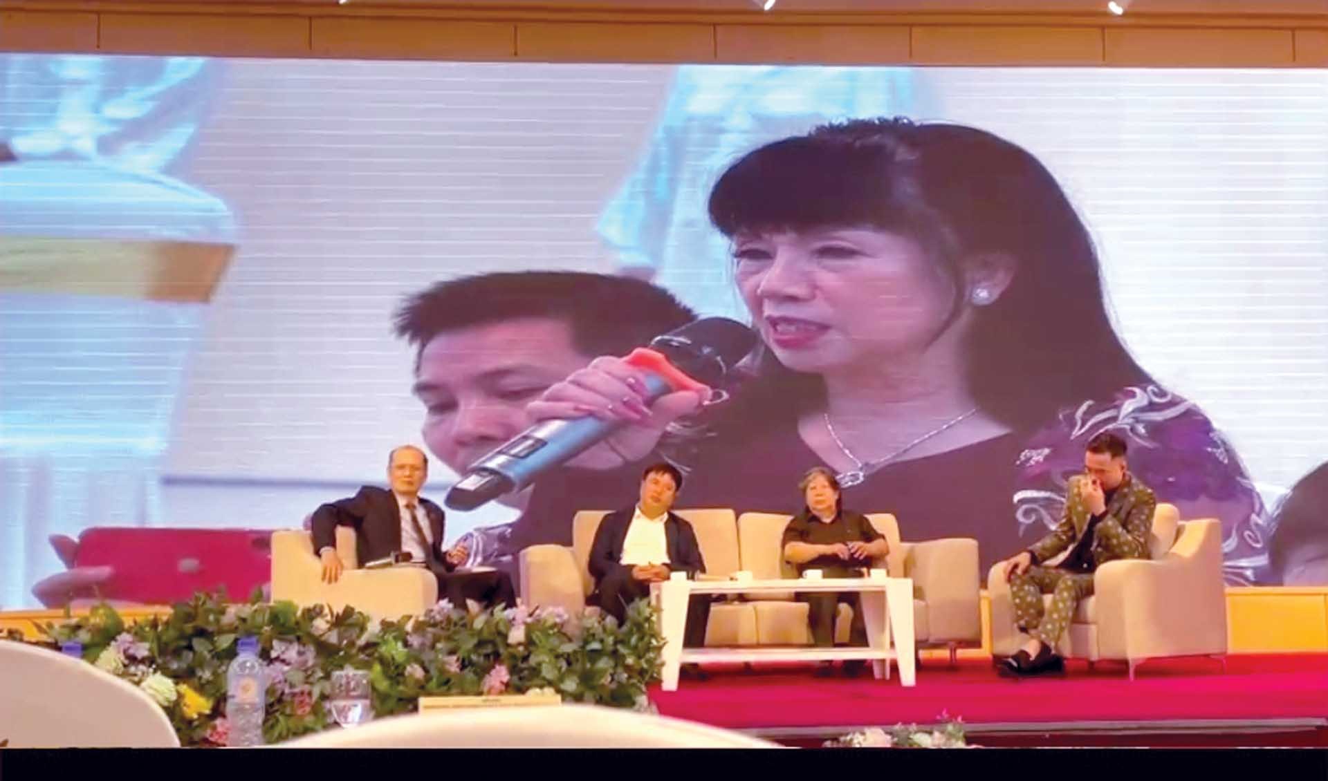 Chị Phan Thị Quảng, Giám đốc Công ty Cổ phần Xây dựng Quảng Hồng, Bãi biển Hồng Quảng chia sẻ câu chuyện “hồi sinh” bãi biển tại vịnh Bái Tử Long. (Ảnh: MH)