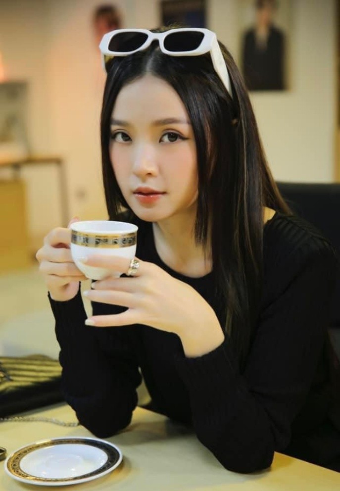 Midu khoe nhan sắc trong veo ở tuổi 33. Nữ diễn viên bận rộn với lịch trình đóng phim, kinh doanh và giảng dạy tại trường đại học. 