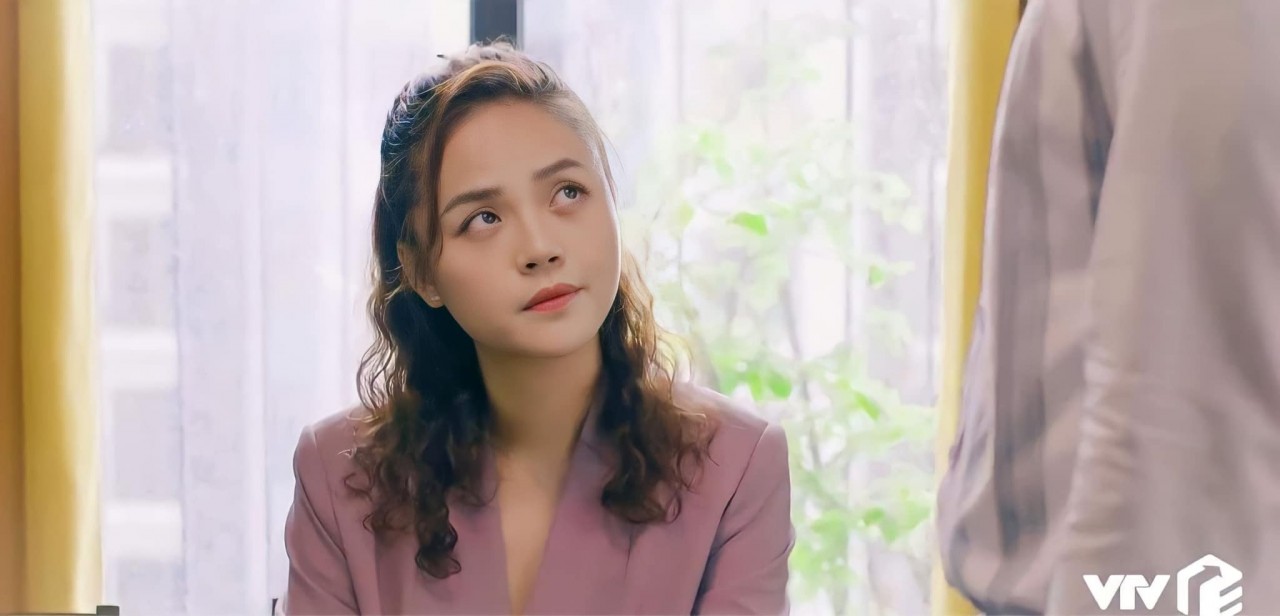 Sao Việt: Hồng Diễm lăng xê thời trang công sở cực chất, Midu trong sáng, dịu dàng