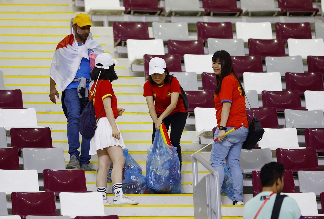 CĐV Nhật Bản lại khiến thế giới nể phục sau khi đội nhà hạ Tây Ban Nha