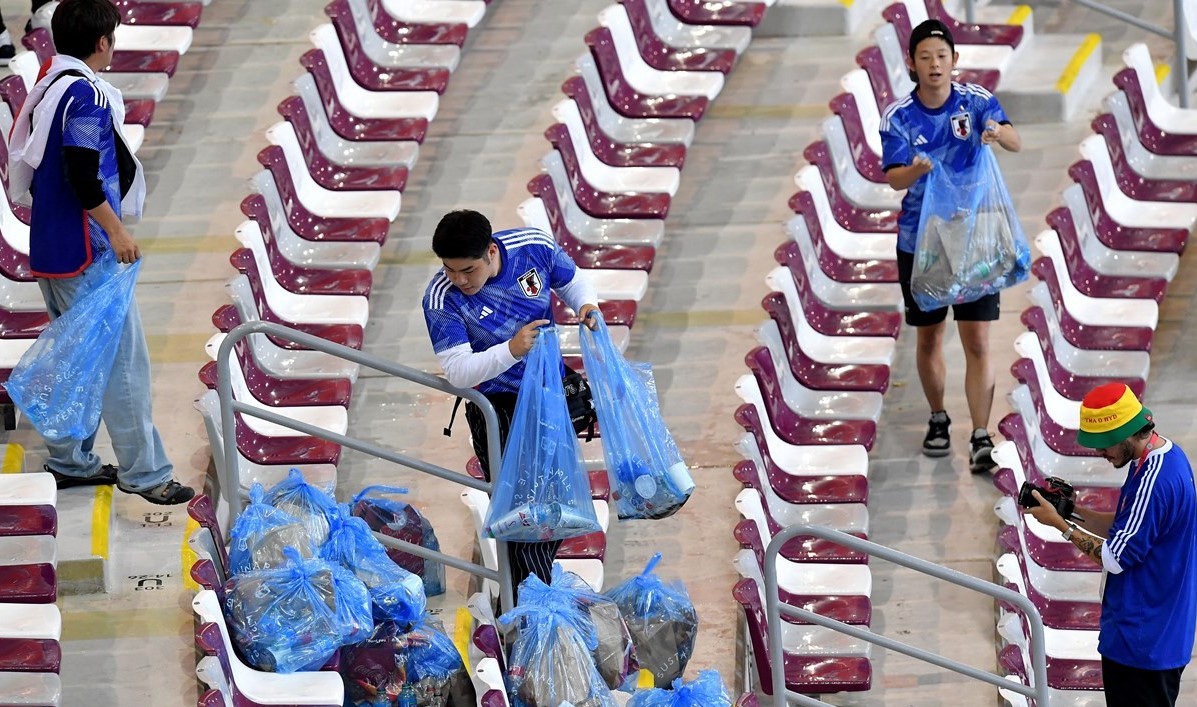 CĐV Nhật Bản lại khiến thế giới nể phục sau khi đội nhà hạ Tây Ban Nha