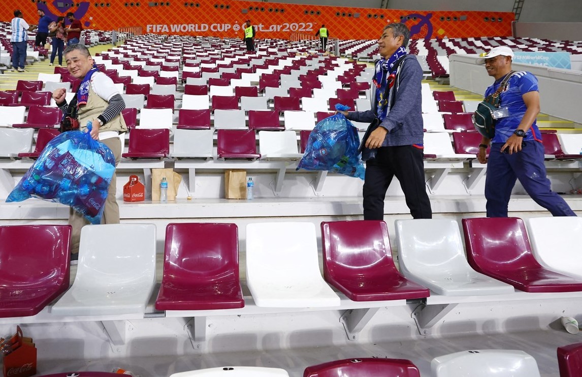 CĐV Nhật Bản lại khiến thế giới nể phục sau khi đội nhà hạ Tây Ban Nha