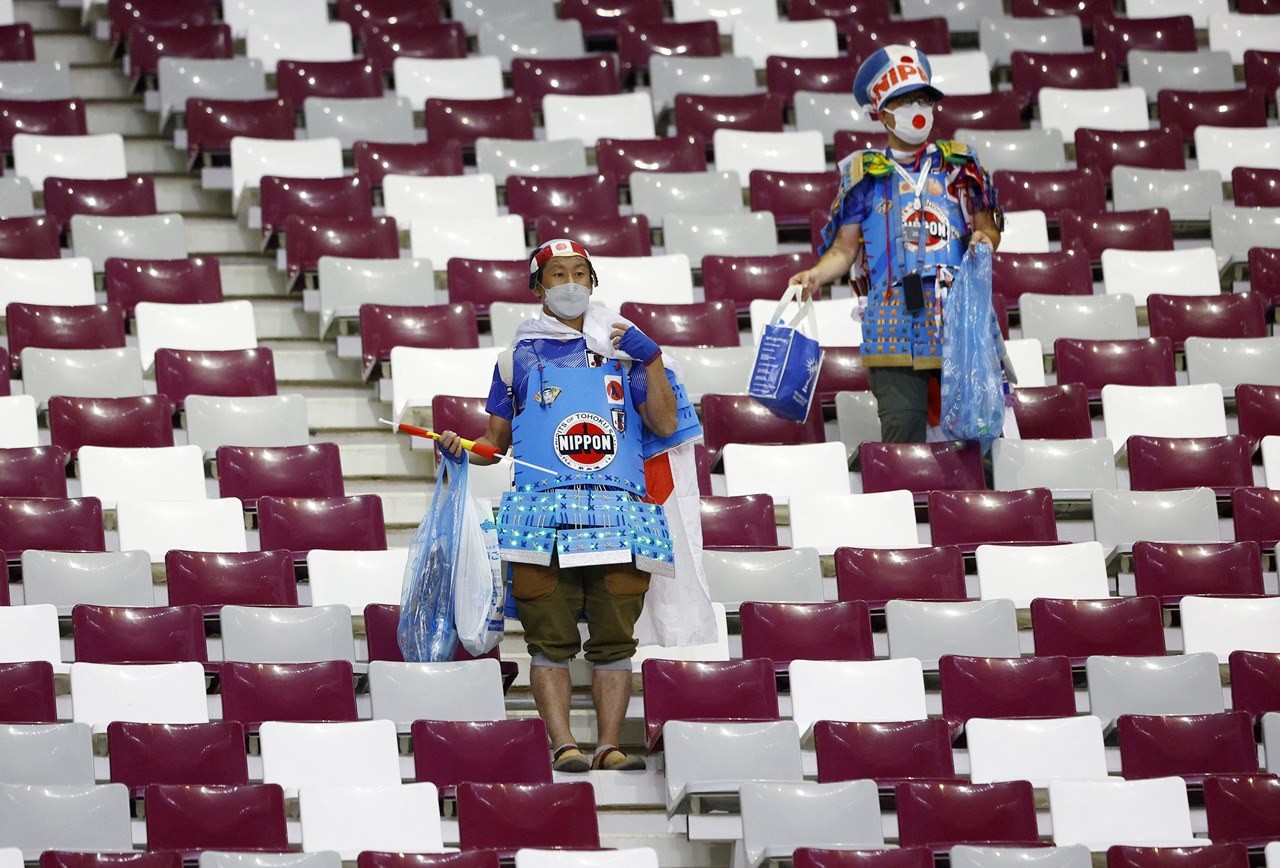 CĐV Nhật Bản lại khiến thế giới nể phục sau khi đội nhà hạ Tây Ban Nha