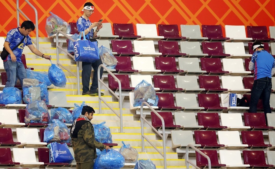 World Cup 2022: CĐV Nhật Bản lại khiến thế giới nể phục sau khi đội nhà hạ Tây Ban Nha