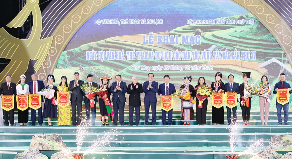 Chủ tịch Ủy ban Trung ương MTTQ Việt Nam Đỗ Văn Chiến; Bộ trưởng Bộ VH,TT&DL Nguyễn Văn Hùng; Bí thư Tỉnh uỷ Phú Thọ Bùi Minh Châu và các đại biểu tặng hoa và cờ lưu niệm cho các đoàn tham dự Ngày hội. Chủ tịch Ủy ban Trung ương MTTQ Việt Nam Đỗ Văn Chiến; Bộ trưởng Bộ VH,TT&DL Nguyễn Văn Hùng; Bí thư Tỉnh uỷ Phú Thọ Bùi Minh Châu và các đại biểu tặng hoa và cờ lưu niệm cho các đoàn tham dự Ngày hội.