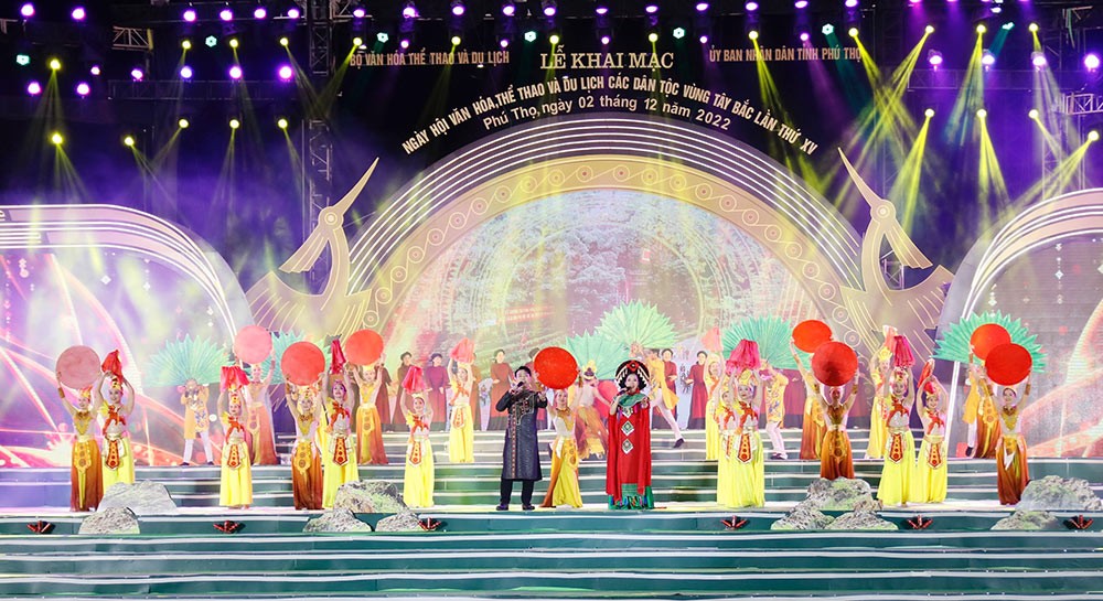 Một số tiết mục biểu diễn trong chương trình nghệ thuật đặc sắc Cầu Vồng Đất Tổ. (Nguồn: baophutho.vn) Một số tiết mục biểu diễn trong chương trình nghệ thuật đặc sắc Cầu Vồng Đất Tổ. (Nguồn: baophutho.vn)