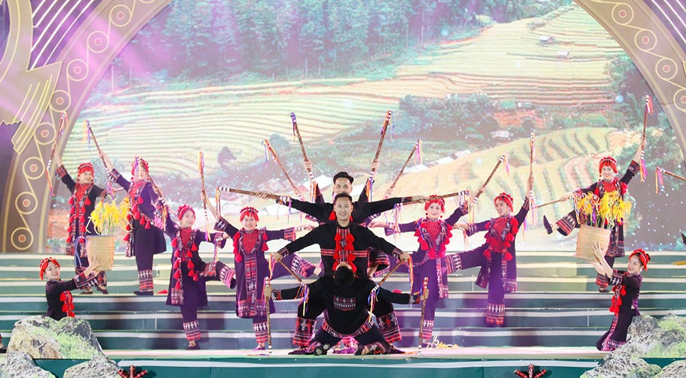 Một số tiết mục biểu diễn trong chương trình nghệ thuật đặc sắc Cầu Vồng Đất Tổ. (Nguồn: baophutho.vn) Một số tiết mục biểu diễn trong chương trình nghệ thuật đặc sắc Cầu Vồng Đất Tổ. (Nguồn: baophutho.vn)