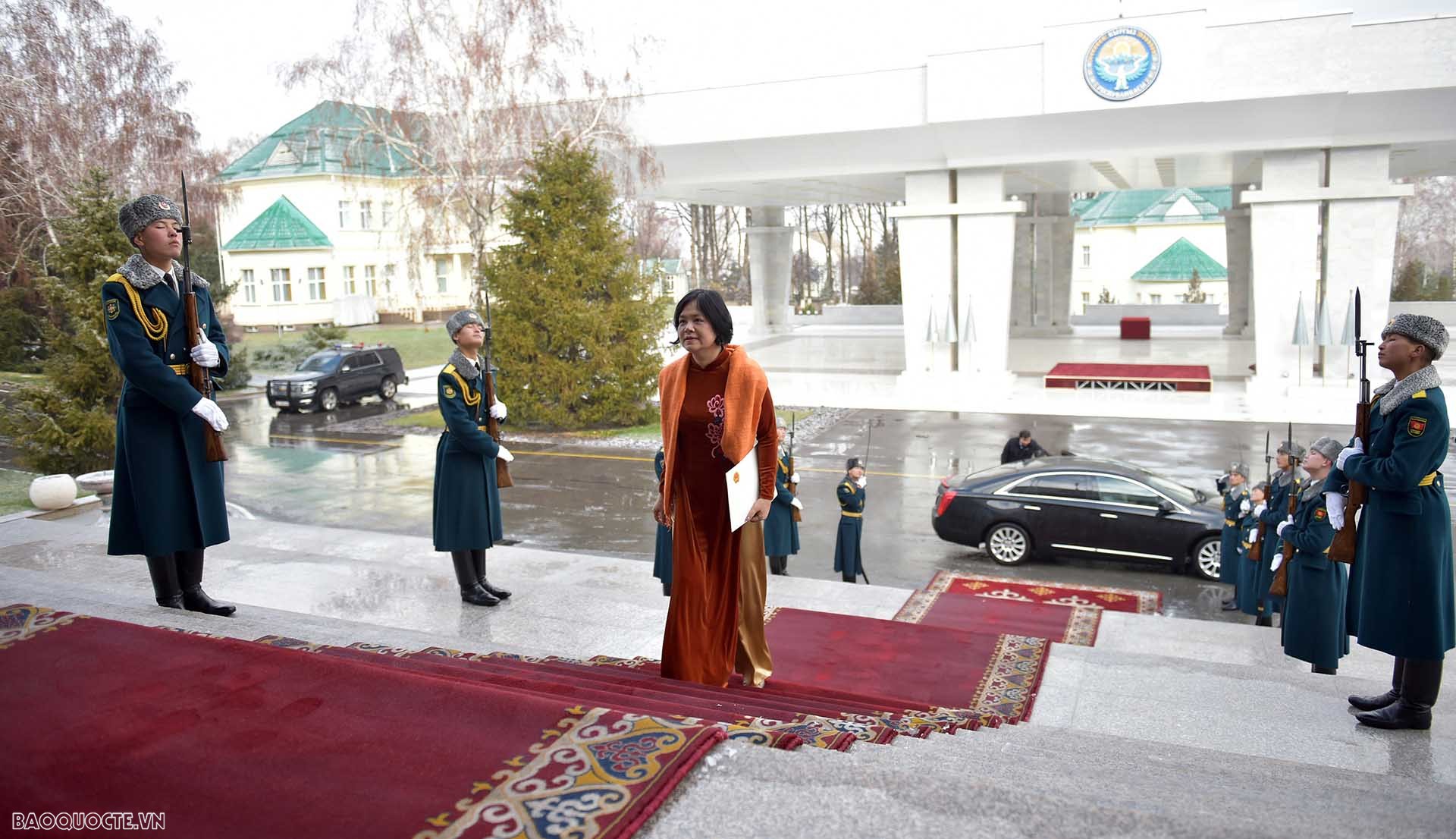 Đại sứ Phạm Thái Như Mai trình Thư ủy nhiệm lên Tổng thống Kyrgyzstan Sadyr Japarov.