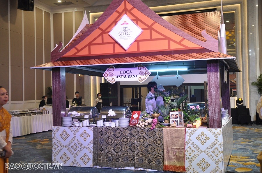 (12.03) Gian hàng ẩm thực Thai Select giúp các khách mời, bạn bè Việt Nam và quốc tế thưởng thức các món ăn đặc sắc của nền ẩm thực Thái Lan tại các nhà hàng được Đại sứ quán lựa chọn. (Ảnh: Minh Quân) (12.03) Gian hàng ẩm thực Thai Select giúp các khách mời, bạn bè Việt Nam và quốc tế thưởng thức các món ăn đặc sắc của nền ẩm thực Thái Lan tại các nhà hàng được Đại sứ quán lựa chọn. (Ảnh: Minh Quân)