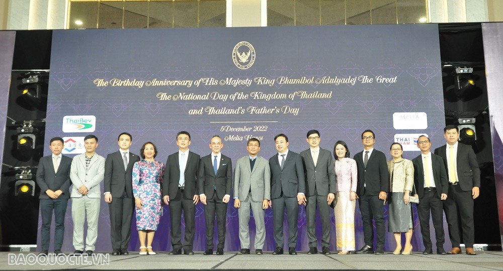 (12.03) Thứ trưởng thường trực Bộ Ngoại giao Nguyễn Minh Vũ, Đại sứ Thái Lan tại Việt Nam Nikorndej Balankura chụp ảnh cùng khách mời, doanh nghiệp Thái Lan tại buổi lễ. (Ảnh: Minh Quân) (12.03) Thứ trưởng thường trực Bộ Ngoại giao Nguyễn Minh Vũ, Đại sứ Thái Lan tại Việt Nam Nikorndej Balankura chụp ảnh cùng khách mời, doanh nghiệp Thái Lan tại buổi lễ. (Ảnh: Minh Quân)