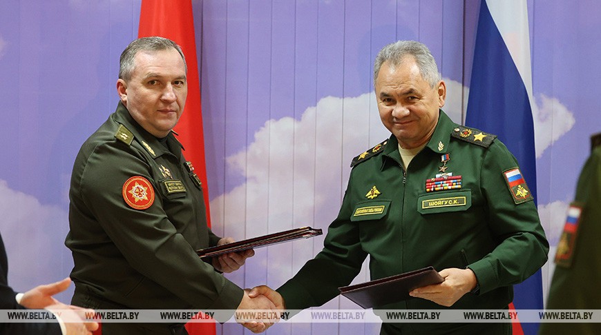 Bộ trưởng Quốc phòng Belarus Viktor Khrenin hội đàm với người đồng cấp Nga Sergei Shoigu tại thủ đô Minsk ngày 3/12. (Nguồn: Belta)