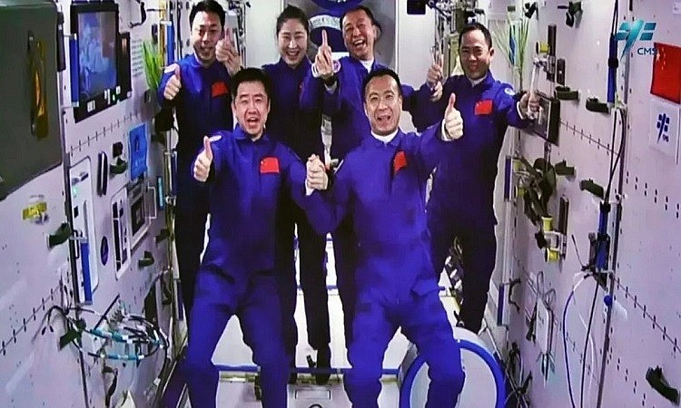 Tàu vũ trụ Thần Châu-14 trở về Trái đất sau 6 tháng trong vũ trụ