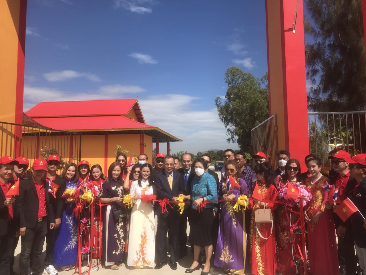 Đại sứ Phan Chí Thành và Phó Tỉnh trưởng tỉnh Saraburi cắt băng khánh thành Nghĩa trang người Thái gốc Việt tại tỉnh.