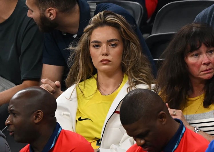 World Cup 2022: Hội bạn gái, vợ cầu thủ đội tuyển Anh trên khán đài cổ vũ Tam sự thi đấu World Cup 2022: Hội bạn gái, vợ cầu thủ đội tuyển Anh trên khán đài cổ vũ Tam sự thi đấu