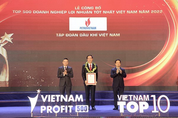 Ông Trần Quang Dũng, Trưởng ban Truyền thông và Văn hóa doanh nghiệp Petrovietnam, đại diện tập đoàn nhận vinh danh Petrovietnam dẫn đầu bảng xếp hạng 500 doanh nghiệp lợi nhuận tốt nhất Việt Nam