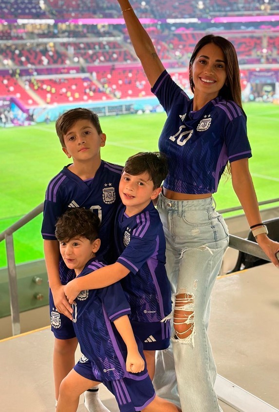Ngắm gu thời trang của vợ Messi tại World Cup 2022 Ngắm gu thời trang của vợ Messi tại World Cup 2022