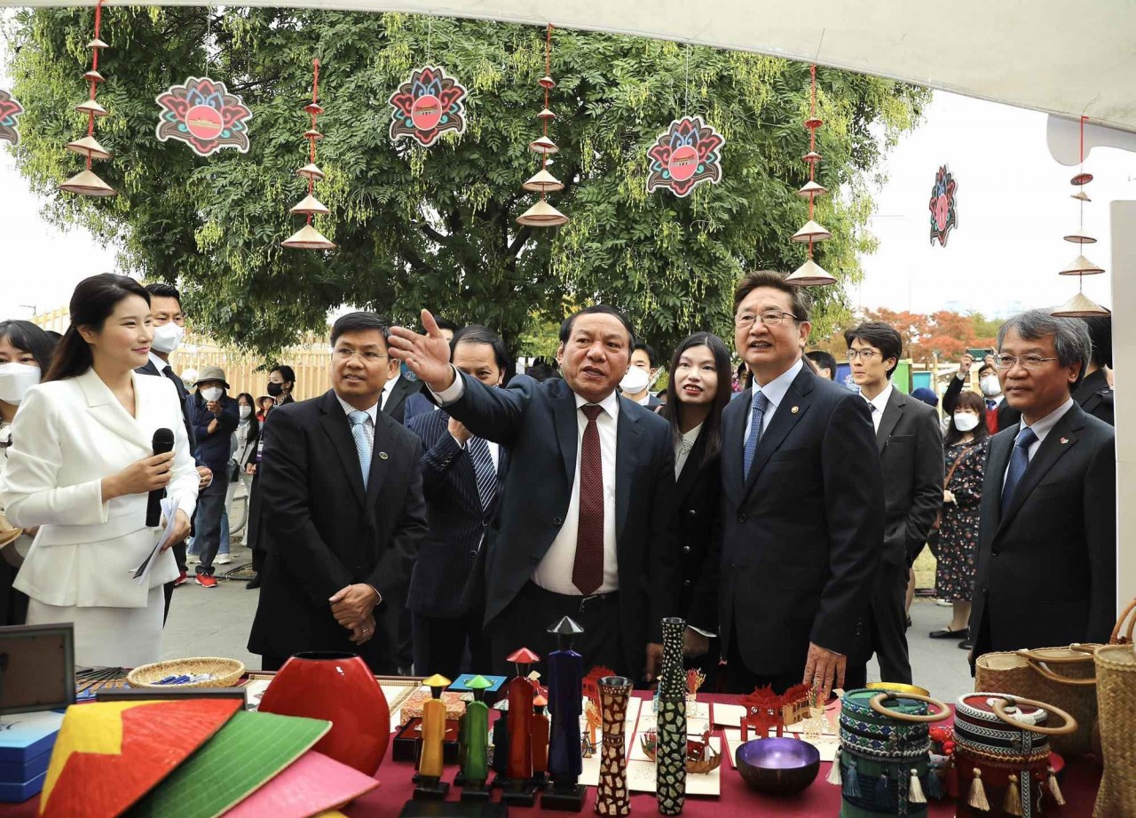 6. Bo truong Nguyen Van Hung va Bo truong HQ Park Bo Gyoon 6. Bo truong Nguyen Van Hung va Bo truong HQ Park Bo Gyoon