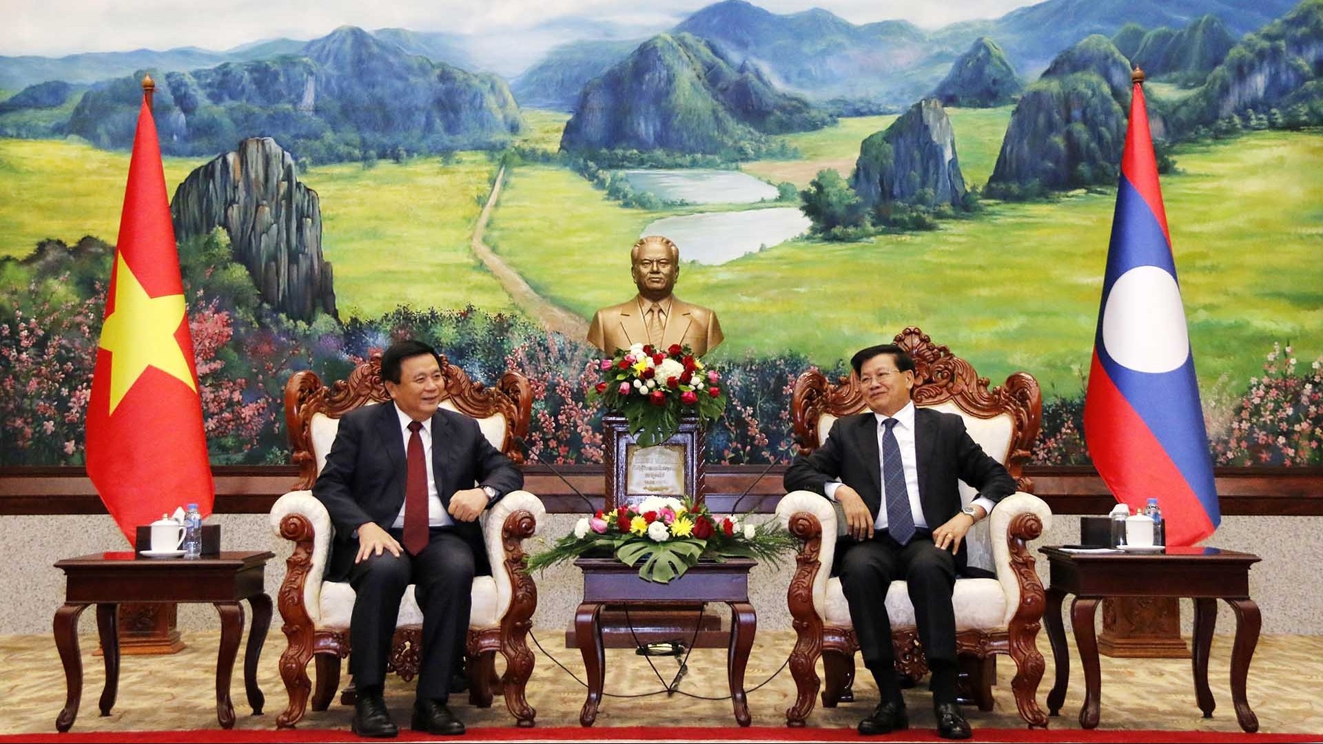 Việt Nam-Lào: Tăng cường trao đổi thông tin, nghiên cứu về lý luận và tổng kết thực tiễn