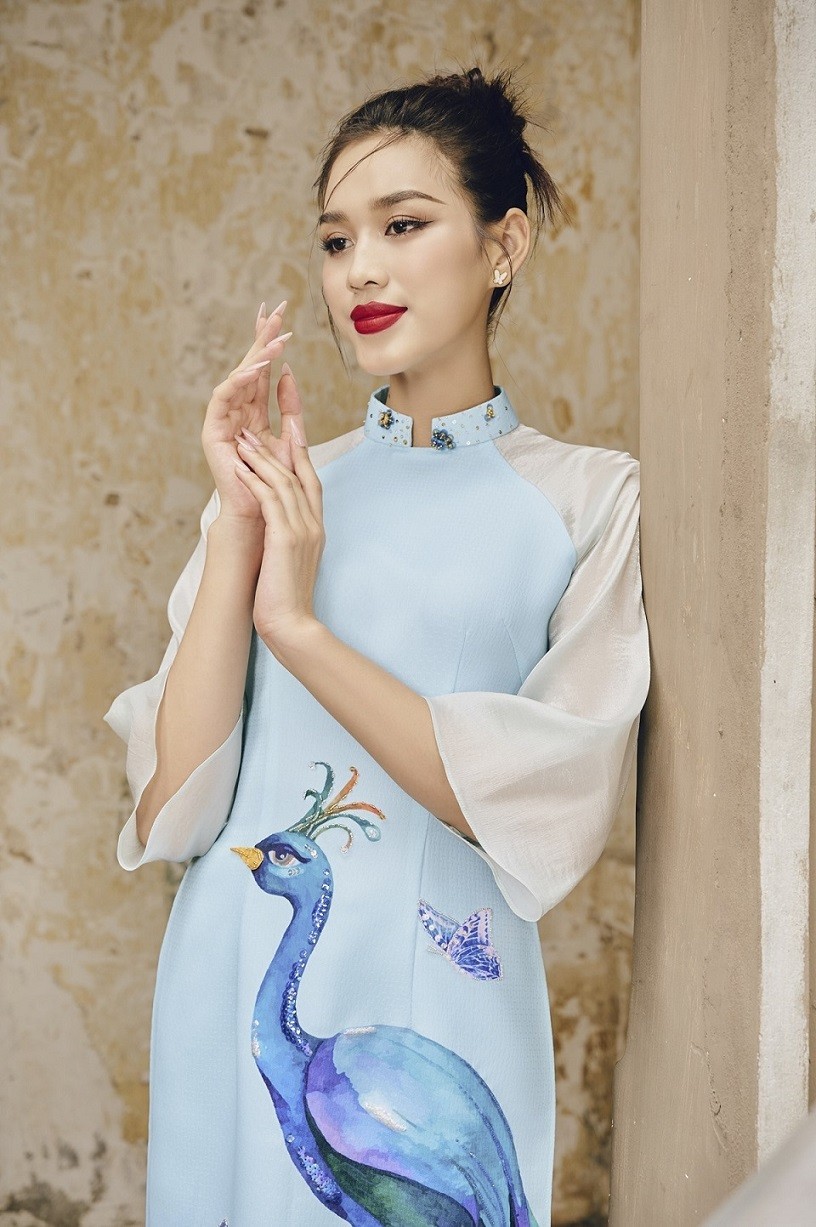 Lương Thùy Linh, Đỗ Thị Hà duyên dáng với áo dài cách điệu kiểu lạ ngày Tết