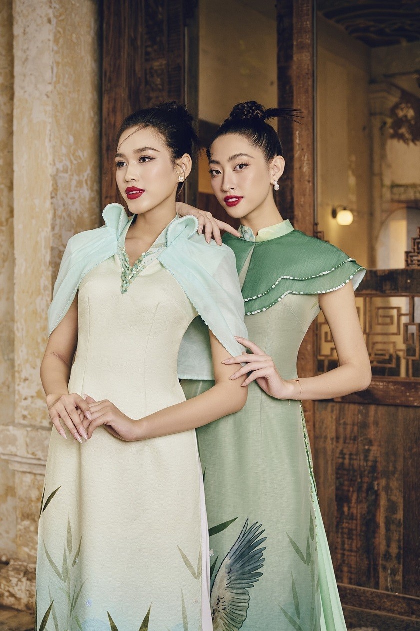 Lương Thùy Linh, Đỗ Thị Hà duyên dáng với áo dài cách điệu kiểu lạ ngày Tết